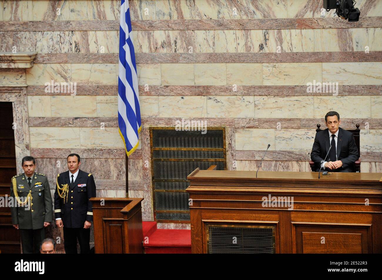 Der französische Präsident Nicolas Sarkozy blickt auf eine Rede vor dem griechischen parlament in Athen, Griechenland, am 6. Juni 2008. Sarkozy kam am Freitag zu einem offiziellen Besuch nach Griechenland, der erste von einem französischen Staatsoberhaupt seit mehr als 25 Jahren. Sarkozy sprach in einer Zeremonie vor dem griechischen parlament, die in der Vergangenheit nur drei ausländischen Präsidenten verliehen wurde: Seinem Vorgänger Charles de Gaulle und den US-Präsidenten Dwight Eisenhower und George Bush Sr. Photo by Mousse/ABACAPRESS.COM Stockfoto