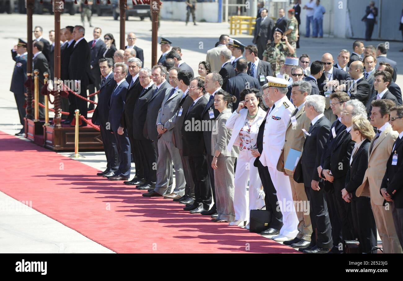 Die französischen Delegationsmitglieder Francois Bayrou, Jean-Francois Cope, Patrick Devedjian, Marie-George Buffet und Francois Hollande nehmen am 7. Juni 2008 an einer Begrüßungszeremonie auf dem Flughafen von Beirut im Libanon Teil. Nicolas Sarkozy kam in den Libanon, um seine Unterstützung für seinen neu gewählten Amtskollegen Michel Sleiman und für die Bemühungen zur Förderung der nationalen Einheit nach Monaten der oft tödlichen politischen Krise zu zeigen. Sarkozy ist der erste westliche Staatschef, der das Land besucht, seit Sleiman Ende Mai sein Amt antrat. Foto von Mousse/ABACAPRESS.COM Stockfoto