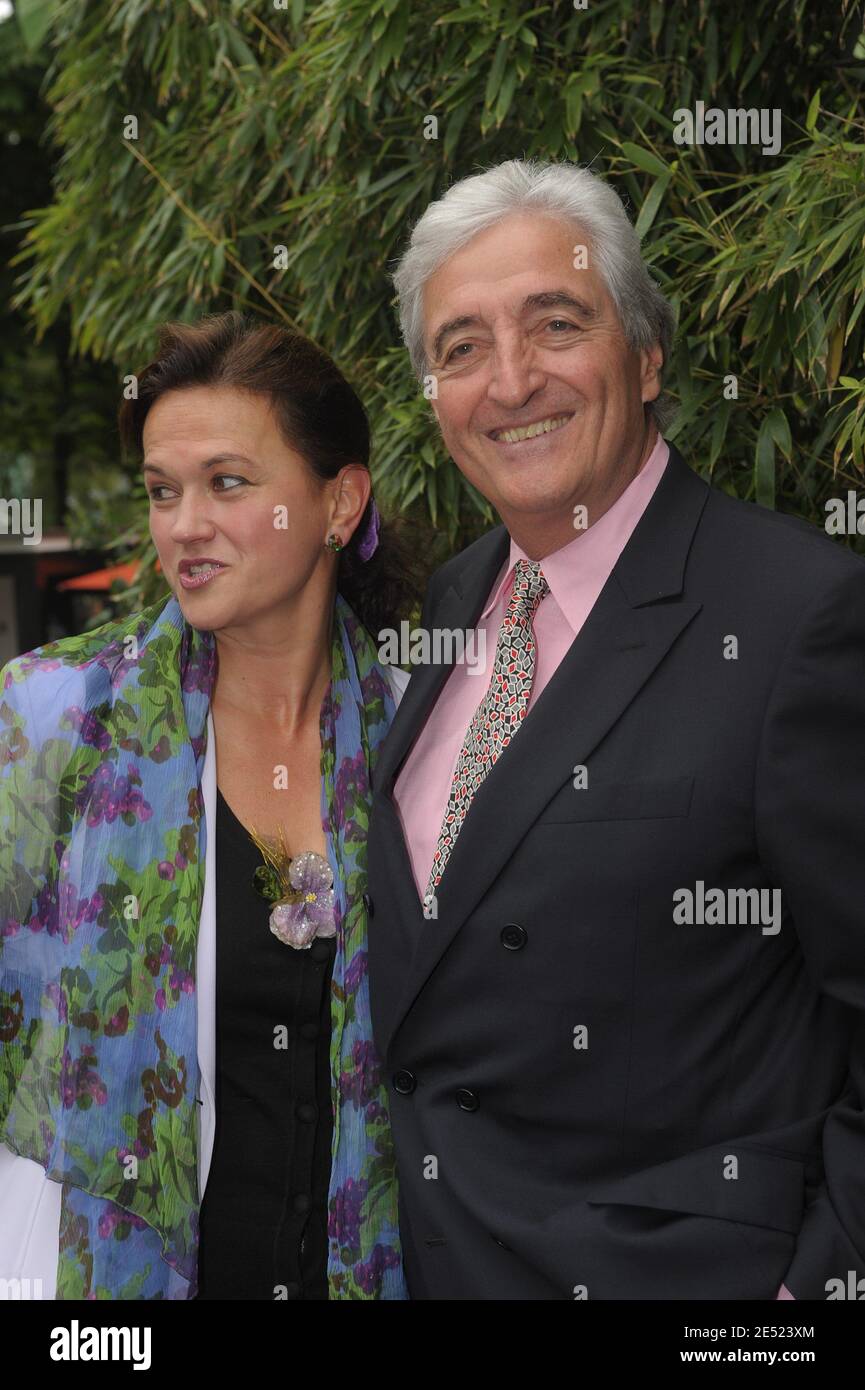 Jean-Loup Dabadie und seine Frau, die am 2008 8. Juni 2008 in der Roland Garros Arena in Paris, Frankreich, im VIP-Bereich 'Le Village' ankamen. Foto von Gorassini-Nebinger/ABACAPRESS.COM Stockfoto