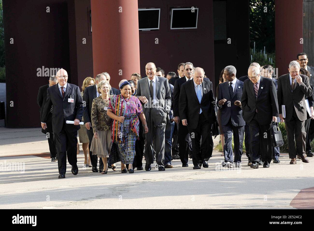 Der Friedensnobelpreisträger Mohammad Yunus und der ehemalige französische Präsident Jacques Chirac und der ehemalige UN-Generalsekretär Kofi Annan während der Einweihung der Jacques Chirac-Stiftung im Quay Branly Museum in Paris, Frankreich, am 9. Juni 2008. Foto von Mousse/ABACAPRESS.COM Stockfoto