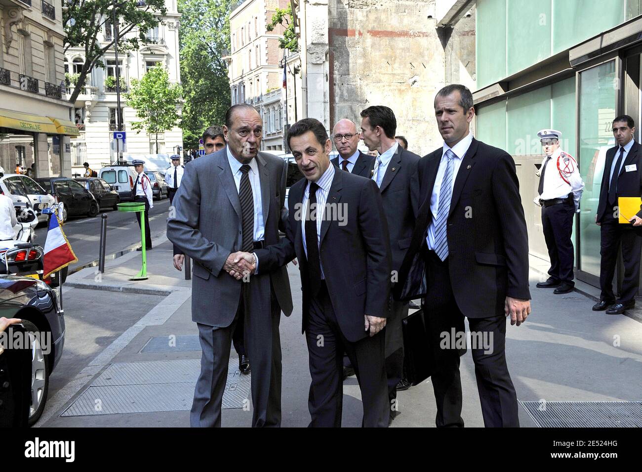 Der ehemalige französische Präsident Jacques Chirac nimmt Präsident Nicolas Sarkozy während der Einweihung der Jacques Chirac Stiftung im Quai Branly Museum in Paris, Frankreich, am 9. Juni 2008 zurück. Foto von Mousse/ABACAPRESS.COM Stockfoto