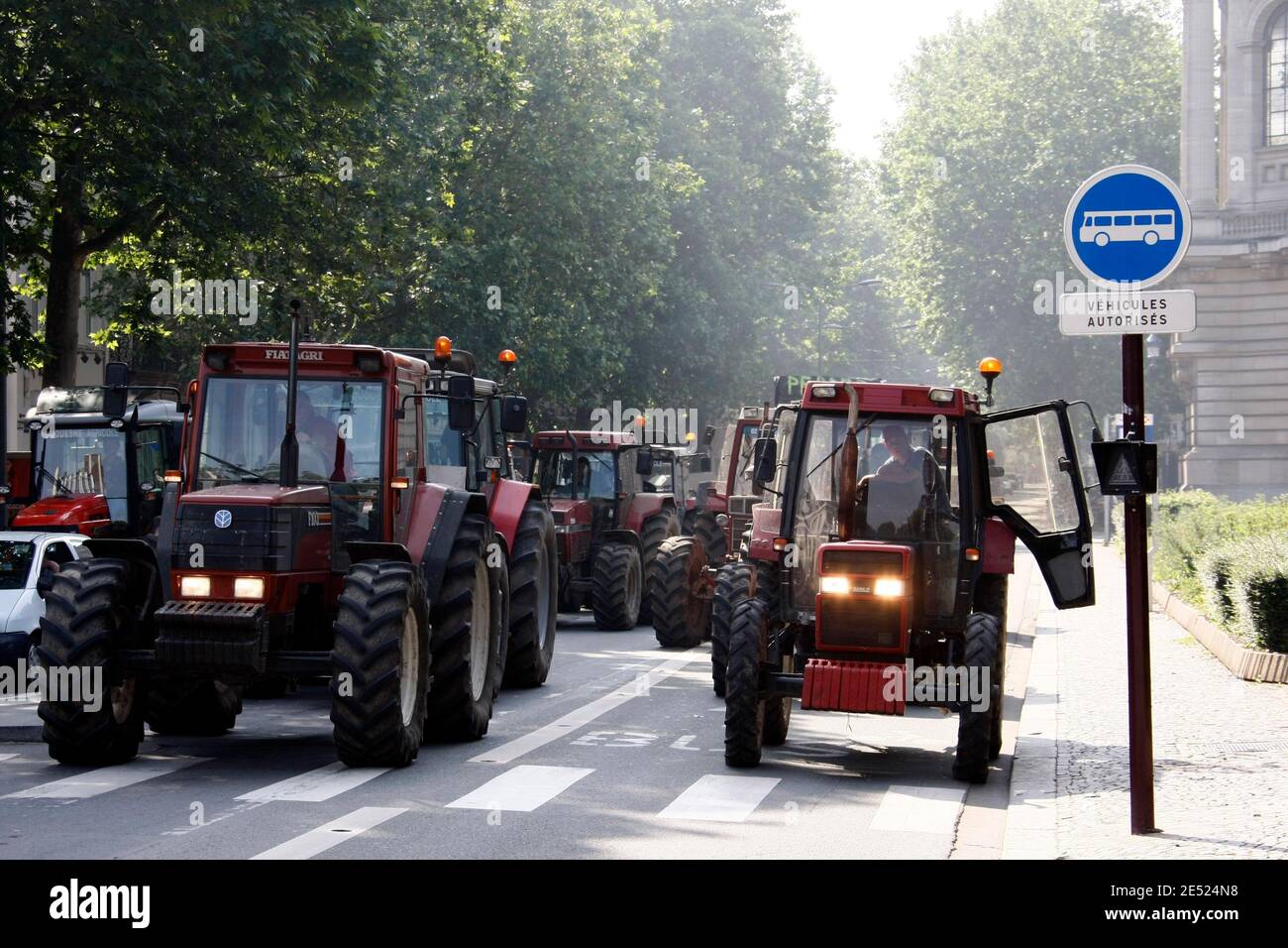 Bauern aus Nord-Pas de Calais, Nordfrankreich, demonstrieren am 9. Juni 2008 in Lille, Frankreich, um gegen die Maßnahmen der Regierung zu protestieren, die Fischer, Landwirte, LKW- und Taxifahrer wegen des steigenden Kraftstoffpreises verfolgen. Foto von Stockfoto