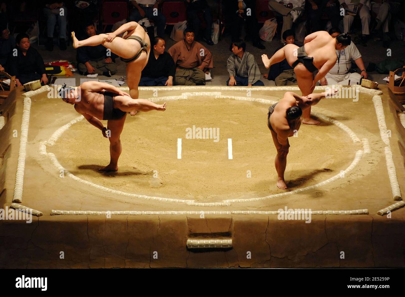 Japanische Sumo-Ringer demonstrieren Sumo-Wrestling-Züge im Sumo-Ring (Dohyo) vor dem Start des zweiten Tages des Grand Sumo-Turniers im Los Angeles Sports Arena 2008 in Los Angeles, CA, USA am 8. Juni 2008. Foto von Louis Lopez/Cal Sport Media/Cameleon/ABACAPRESS.COM Stockfoto