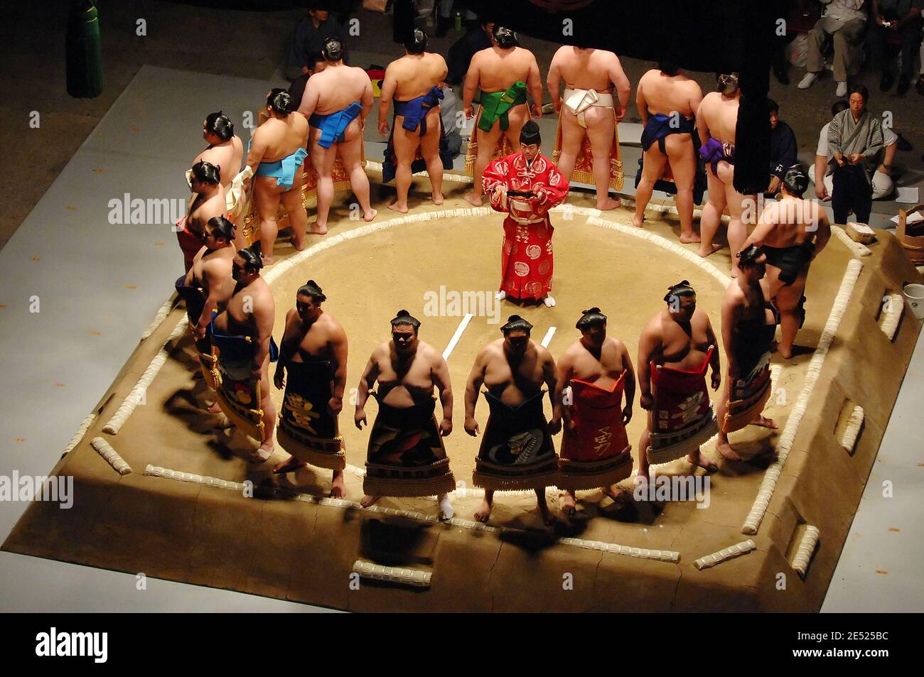 Japanische Sumo-Ringer bei den Eröffnungszeremonien im Sumo Ring (Dohyo) vor dem Start des zweiten Tages des Grand Sumo Tournament im L.A. Sports Arena 2008 in Los Angeles, CA, USA am 8. Juni 2008. Foto von Louis Lopez/Cal Sport Media/Cameleon/ABACAPRESS.COM Stockfoto