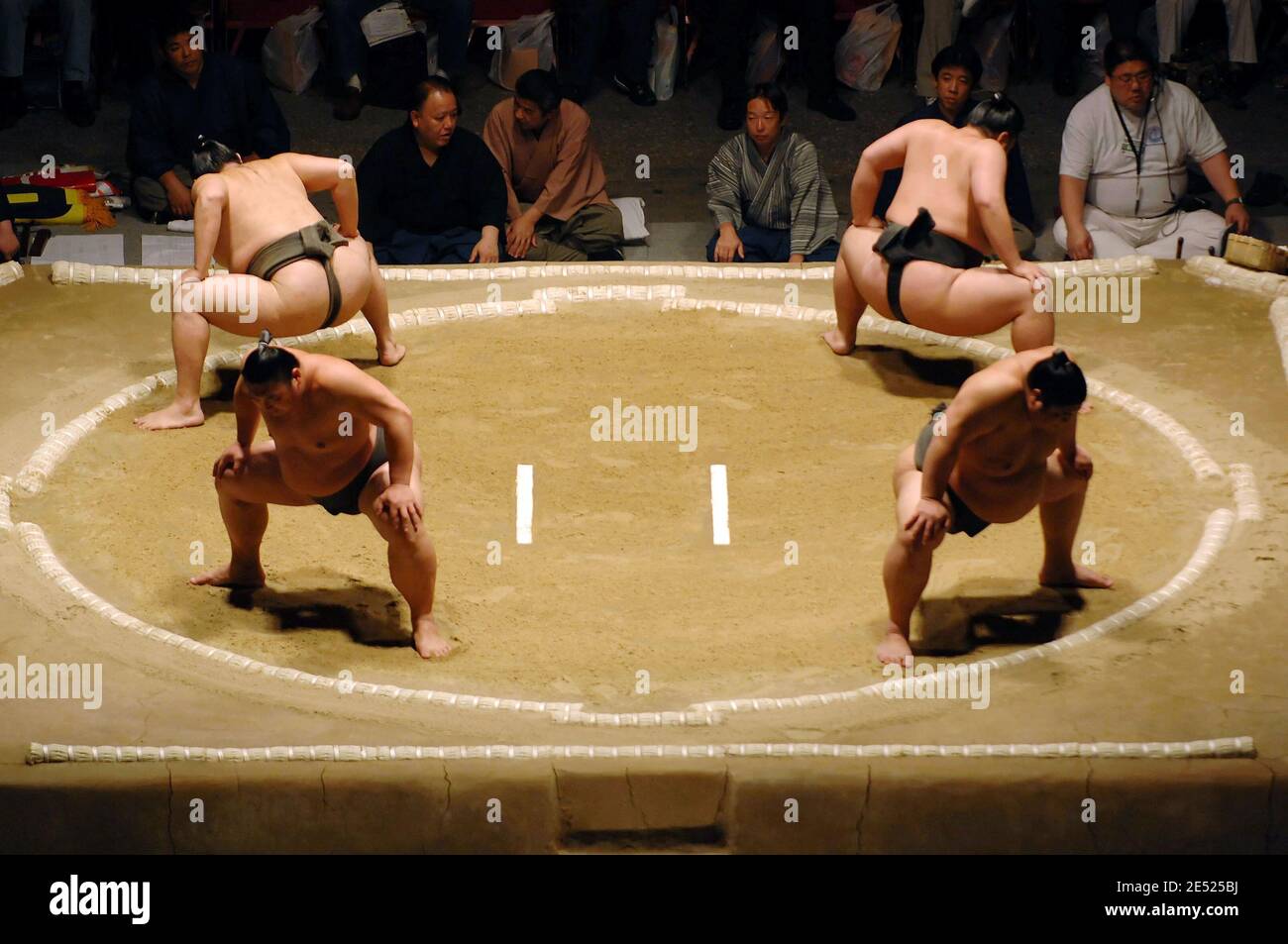Japanische Sumo-Ringer demonstrieren Sumo-Wrestling-Züge im Sumo-Ring (Dohyo) vor dem Start des zweiten Tages des Grand Sumo-Turniers im Los Angeles Sports Arena 2008 in Los Angeles, CA, USA am 8. Juni 2008. Foto von Louis Lopez/Cal Sport Media/Cameleon/ABACAPRESS.COM Stockfoto