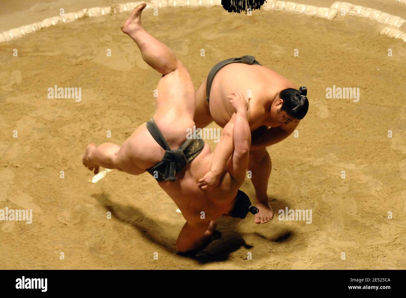 Japanische Sumo-Ringer demonstrieren Sumo-Wrestling-Züge im Sumo-Ring (Dohyo) vor dem Start des zweiten Tages des Grand Sumo-Turniers im Los Angeles Sports Arena 2008 in Los Angeles, CA, USA am 8. Juni 2008. Foto von Louis Lopez/Cal Sport Media/Cameleon/ABACAPRESS.COM Stockfoto