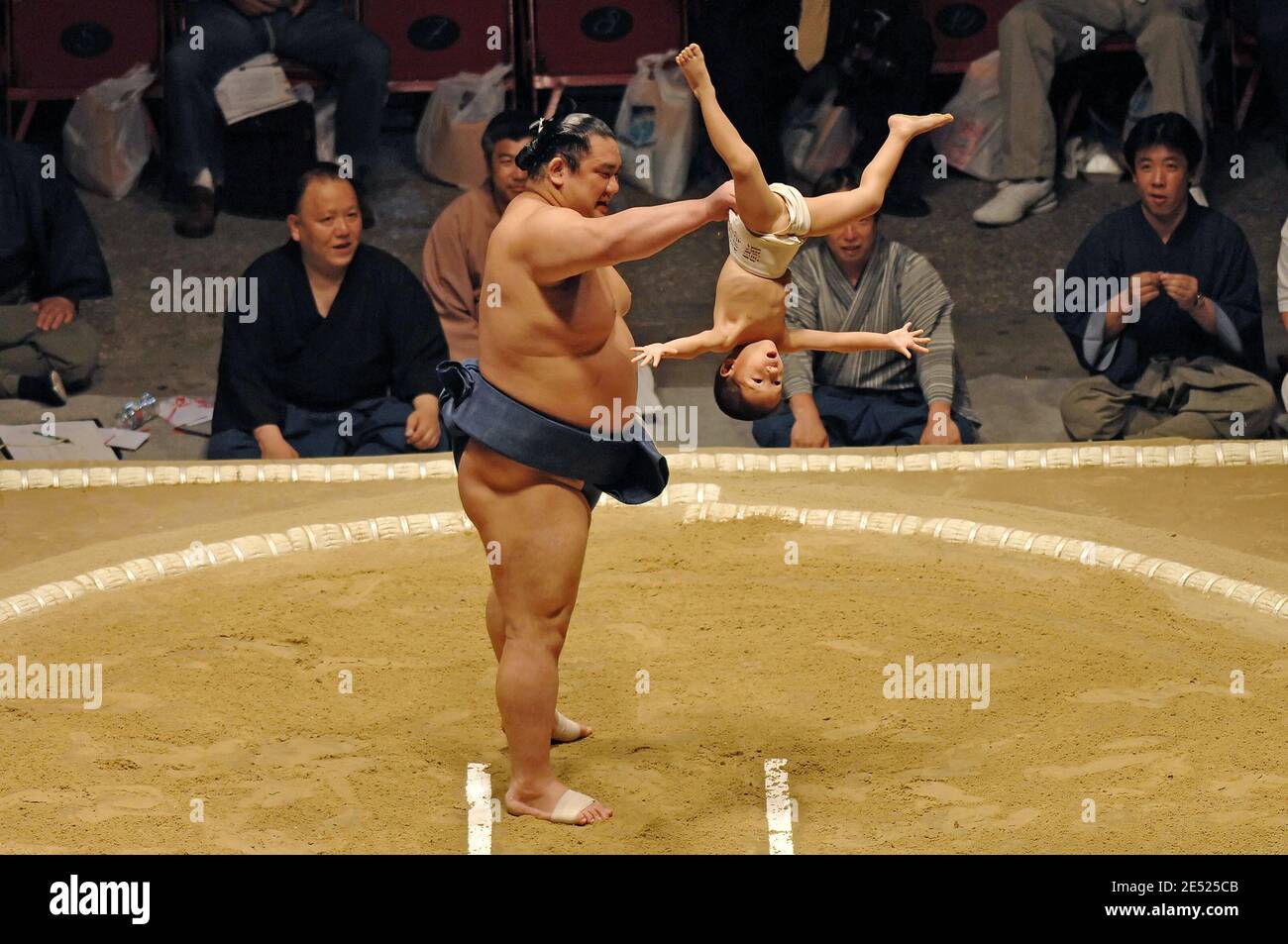Japans Wakanosato haben Spaß beim Vorführen Sumo Wrestling mit jungen Sumo Studenten im Sumo Ring (dohyo) vor dem Start des zweiten Tages des Grand Sumo Tournament im L.A. Sports Arena 2008 in Los Angeles, CA, USA am 8. Juni 2008. Foto von Louis Lopez/Cal Sport Media/Cameleon/ABACAPRESS.COM Stockfoto