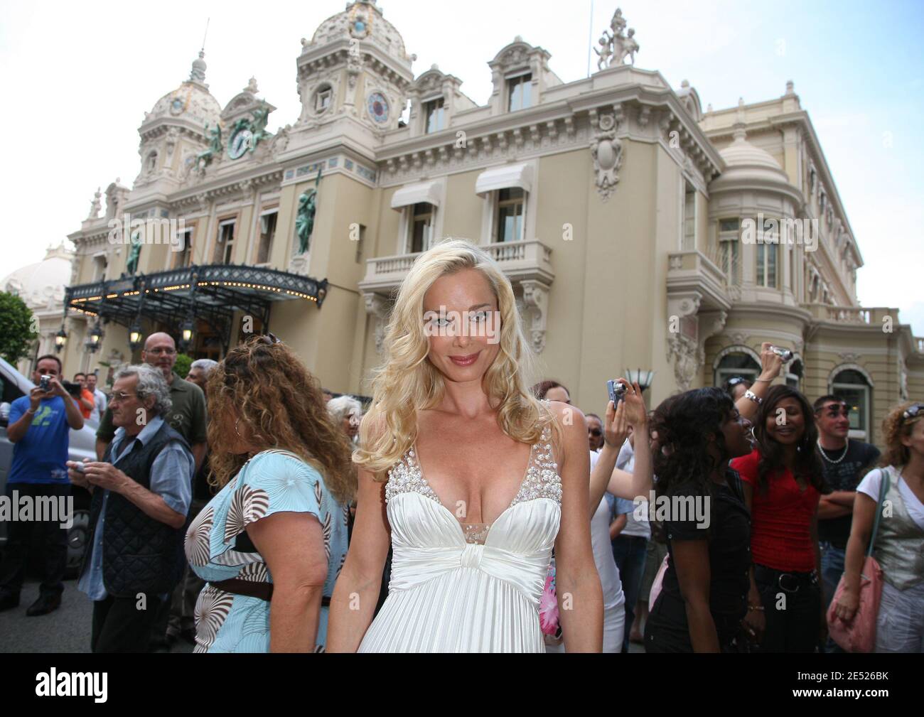 DIE US-Schauspielerin Jennifer Gareis verlässt das Hotel de Paris während des 48. Monte-Carlo TV Festivals in Monaco am 11 2008. Juni. Foto von Denis Guignebourg/ABACAPRESS.COM Stockfoto