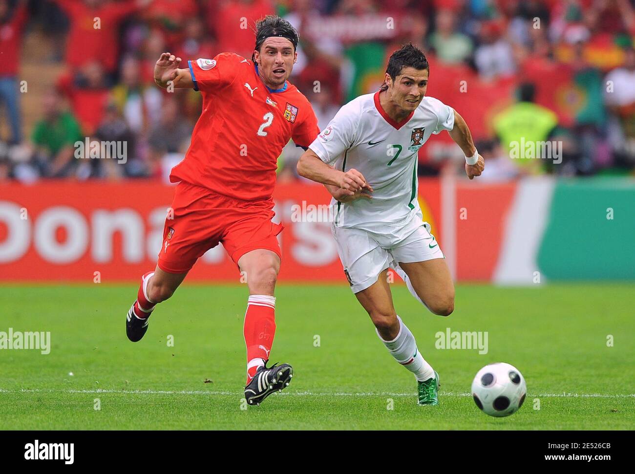 Der Portugiesen Cristiano Ronaldo und die Tschechische Republik Zdenek Grygera kämpfen während des Fußball-EM-Fußballs der UEFA-Europameisterschaft 2008, Gruppe A, Portugal gegen Tschechien am 11. Juni 2008 im Stade de Geneve in Genf, Schweiz. Portugal gewann 3:1. Foto von Steeve McMay/Cameleon/ABACAPRESS.COM Stockfoto