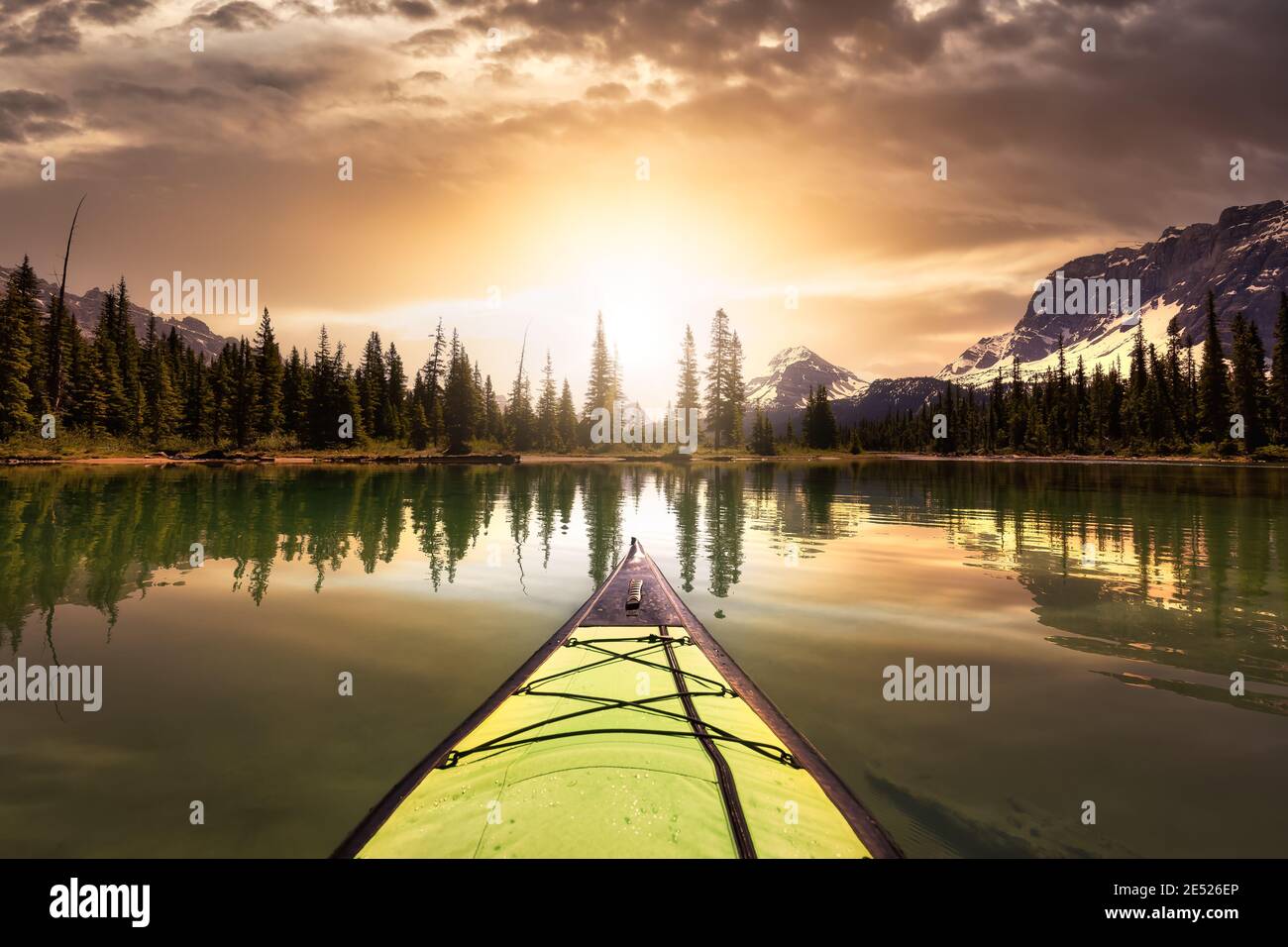 Kajakfahren in einem Gletschersee an einem lebhaften sonnigen Sommermorgen. Stockfoto