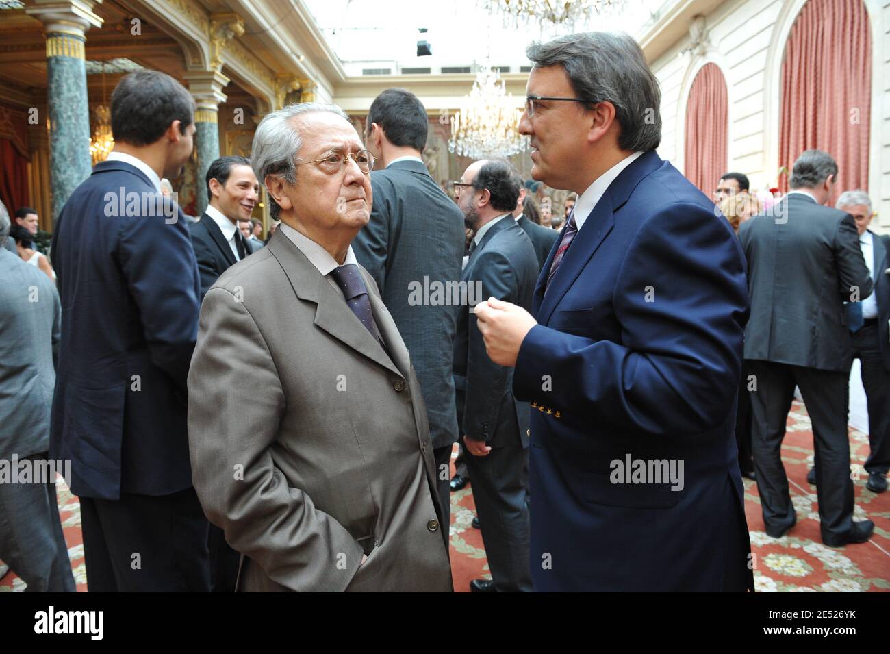 Rechtsanwalt Jacques Verges und Produzent Jean-Louis Remilleux nehmen an einer Zeremonie im Elysee-Palast Teil, während der französische Präsident Nicolas Sarkozy am 12. Juni 2008 in Paris, Frankreich, drei Persönlichkeiten mit der "Legion d'Honneur" betitelt: Pfarrer Alain de la Morandais, Schriftsteller Malek Chebel und Priester Patrick Desbois. Foto von Ammar Abd Rabbo/ABACAPRESS.COM Stockfoto