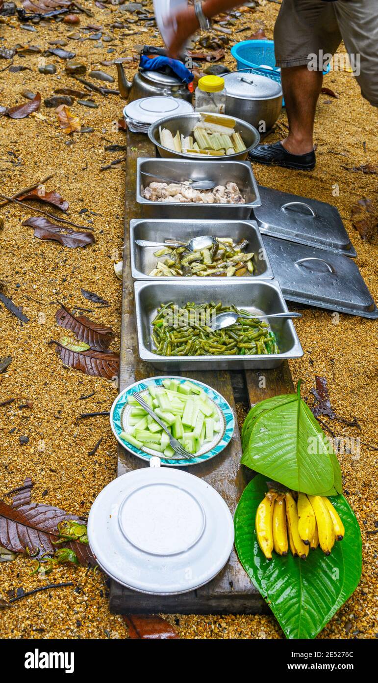 Essen für Touristen auf einem Flussstrand in der gemacht Bantang Ai Region von Malaysia Stockfoto