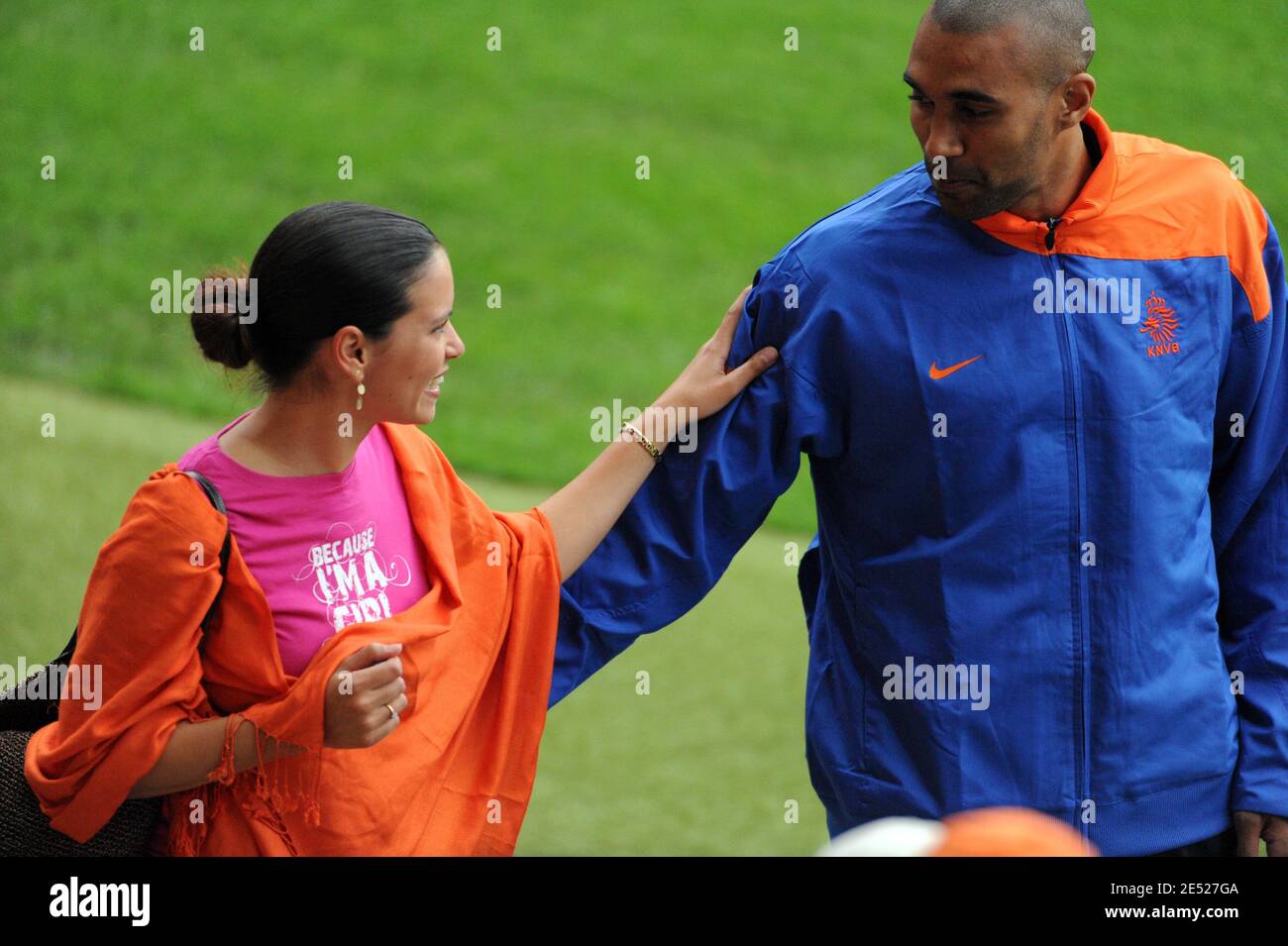 Orlando Engelaar aus den Niederlanden mit seiner Freundin vor dem Fußball-Europameisterschaftsspiel der UEFA-Europameisterschaft 2008, Gruppe C, Frankreich gegen Niederlande im Stade de Suisse in Bern, Schweiz, 13. Juni 2008. Foto von Orban-Taamallah/Cameleon/ABACAPRESS.COM Stockfoto