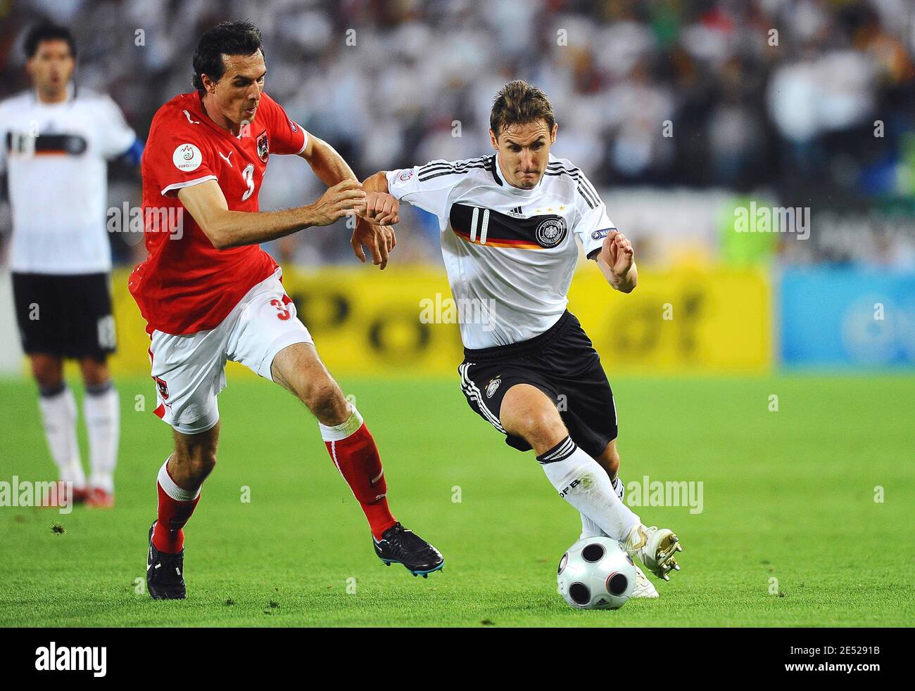 Der deutsche Miroslav Klose und der österreichische Martin Stranzl kämpfen während der Euro 2008 UEFA Europameisterschaft, Gruppe B, Österreich gegen Deutschland am 16. Juni 2008 im Ernst-Happel-Stadion in Wien. Deutschland gewann 1:0. Foto von Steeve MacMay/Cameleon/ABACAPRESS.COM Stockfoto