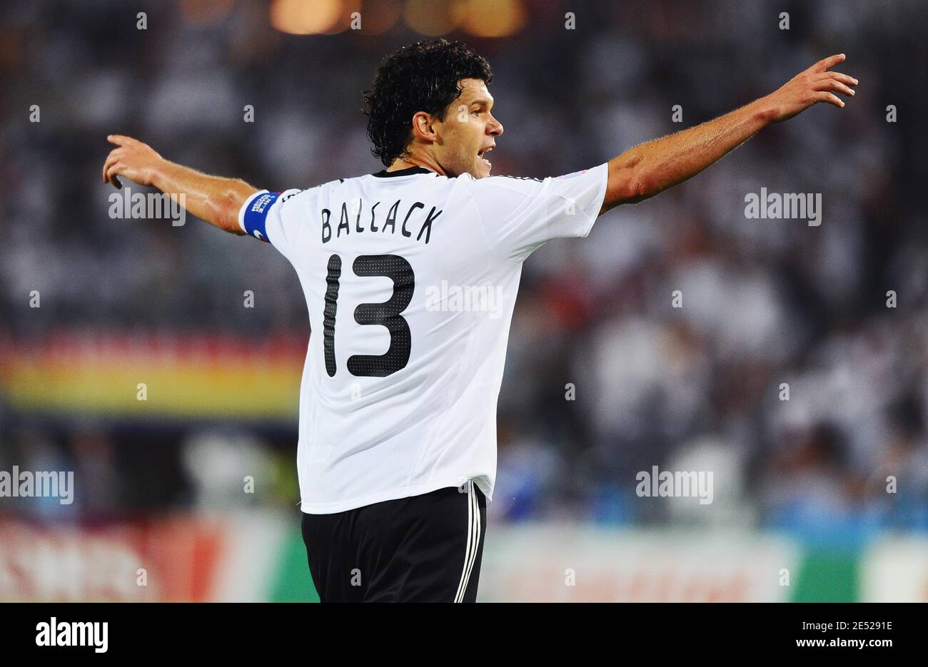 Deutschlands Kapitän Michael Ballack bei der EM 2008 UEFA Europameisterschaft, Gruppe B, Österreich gegen Deutschland am 16. Juni 2008 im Ernst-Happel-Stadion in Wien, Österreich. Deutschland gewann 1:0. Foto von Steeve MacMay/Cameleon/ABACAPRESS.COM Stockfoto