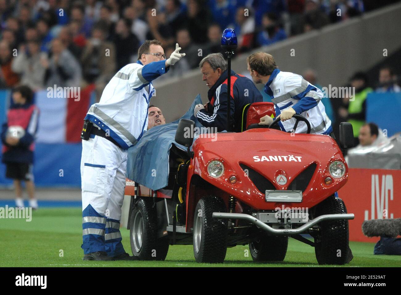 Frankreichs Franck Ribery wird verletzt und am 17. Juni 2008 von Arzt Jean-Pierre Paclet während der Euro 2008, der UEFA-Europameisterschaft, Gruppe C, Frankreich gegen Italien im Letzigrund-Stadion in Zürich, Schweiz, behandelt. Foto von Orban-Taamallah/Cameleon/ABACAPRESS.COM Stockfoto