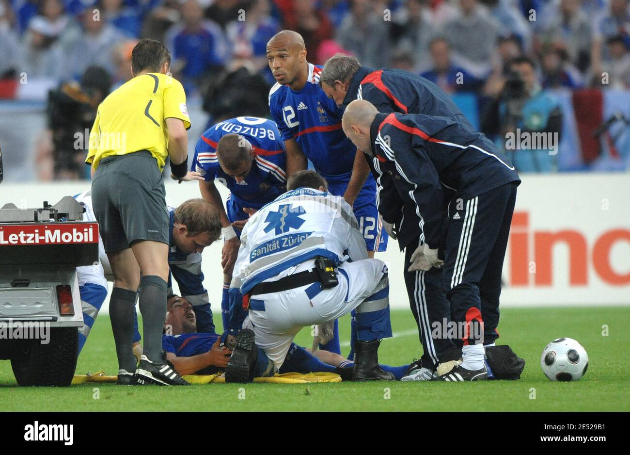 Frankreichs Franck Ribery wird verletzt und seine Teamkollegen Karim Benzema und Thierry Henry trösten ihn, er wird von Arzt Jean-Pierre Paclet während der Euro 2008 UEFA Europameisterschaft, Gruppe C, Frankreich gegen Italien am 17. Juni 2008 im Letzigrund Stadion in Zürich, Schweiz, behandelt. Italien gewann 2:0. Foto von Orban-Taamallah/Cameleon/ABACAPRESS.COM Stockfoto