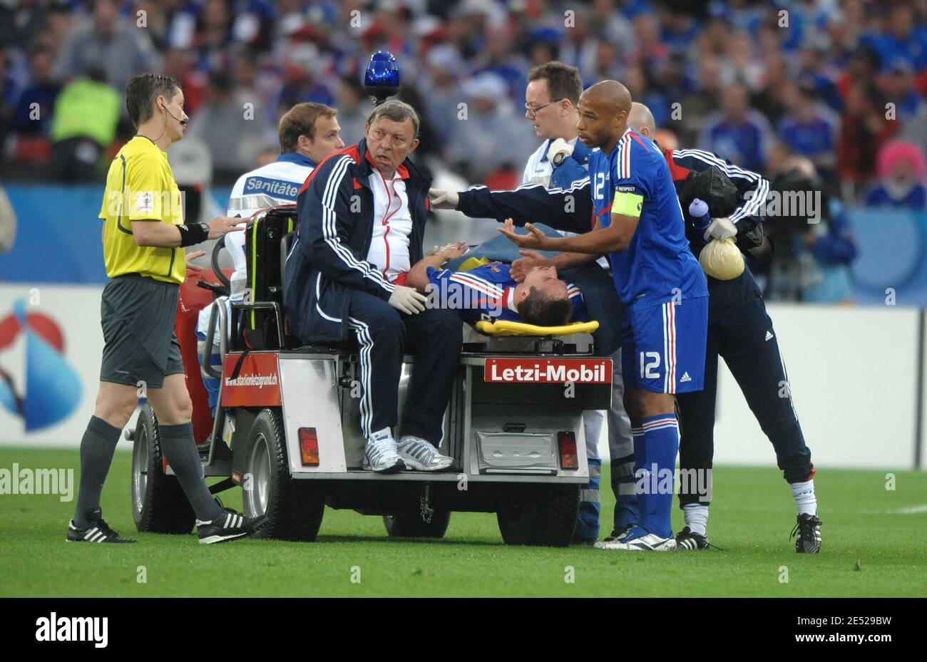 Frankreichs Franck Ribery wird verletzt und sein Teamkollege Thierry Henry tröstet ihn, er wird von Arzt Jean-Pierre Paclet während der Euro 2008, UEFA Europameisterschaft, Gruppe C, Frankreich gegen Italien am Letzigrund Stadion in Zürich, Schweiz am 17. Juni 2008 behandelt. Foto von Orban-Taamallah/Cameleon/ABACAPRESS.COM Stockfoto