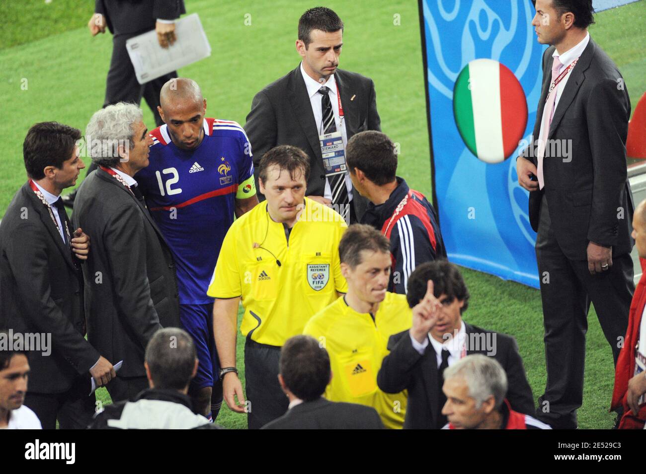 Frankreichs Trainer Raymond Domenech und Thierry Henry haben ein Wort vor der Euro 2008, UEFA-Europameisterschaft, Gruppe C, Frankreich gegen Italien im Letzigrund-Stadion in Zürich, Schweiz am 17. Juni 2008. Foto von Orban-Taamallah/Cameleon/ABACAPRESS.COM Stockfoto