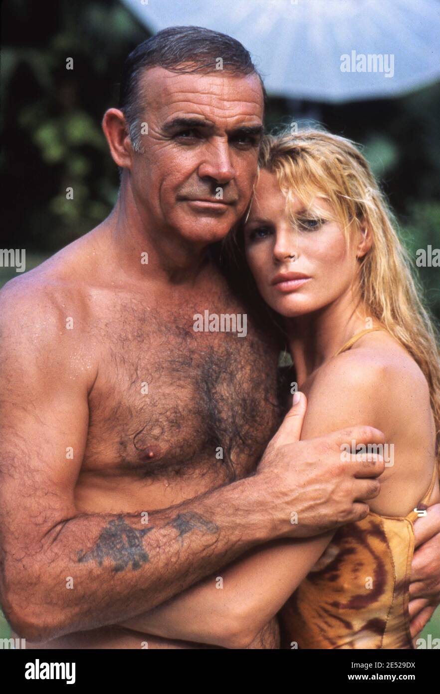 SEAN CONNERY als James Bond 007 und KIM BASINGER Publicity posieren für NEVER SAY NEVER AGAIN 1983 Regisseur IRVIN KERSHNER Executive Producer Kevin McClory UK / USA / West Germany Talia Film II Productions / Woodcote / Producers Sales Organization (PSO) / Warner Bros. Stockfoto