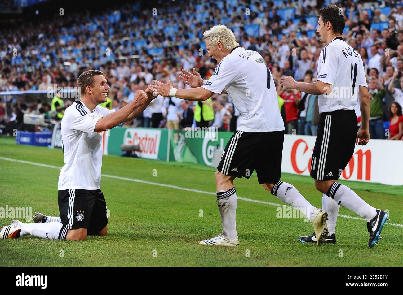 Der Deutsche Bastian Schweinsteiger feiert sein Tor mit seinen Teamkollegen Lukas Podolski und Miroslav Klose beim EM 2008, UEFA EM Viertelfinale, Portugal gegen Deutschland am 19. Juni 2008 im St. Jakob-Park Stadion in Basel, Schweiz. Deutschland gewann 3:2. Foto von Steeve McMay/Cameleon/ABACAPRESS.COM Stockfoto