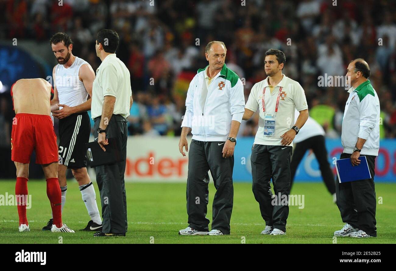 Portugals Trainer Luiz Felipe Scolari steht nach der EM 2008, UEFA  Europameisterschaft Viertelfinale, Portugal gegen Deutschland am 19. Juni  2008 im St. Jakob-Park Stadion in Basel, Schweiz, niedergeschlagen.  Deutschland gewann 3:2. Foto