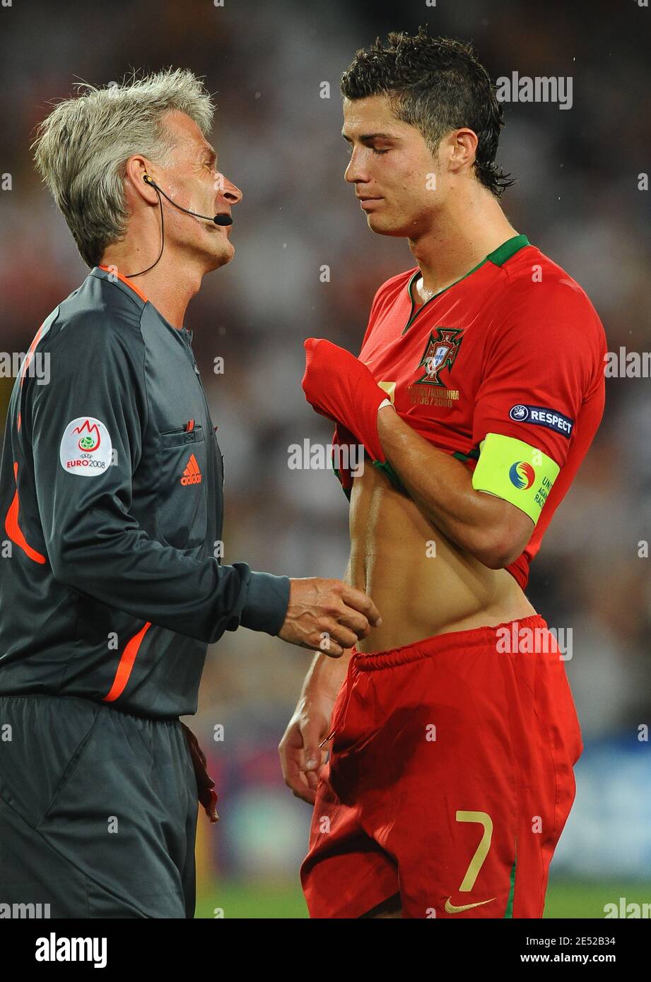 Der Portugiese Cristiano Ronaldo hat ein Wort mit dem Schiedsrichter  während der EM 2008, UEFA Europameisterschaft Viertelfinale, Portugal gegen  Deutschland im St. Jakob-Park Stadion in Basel, Schweiz am 19. Juni 2008.  Deutschland
