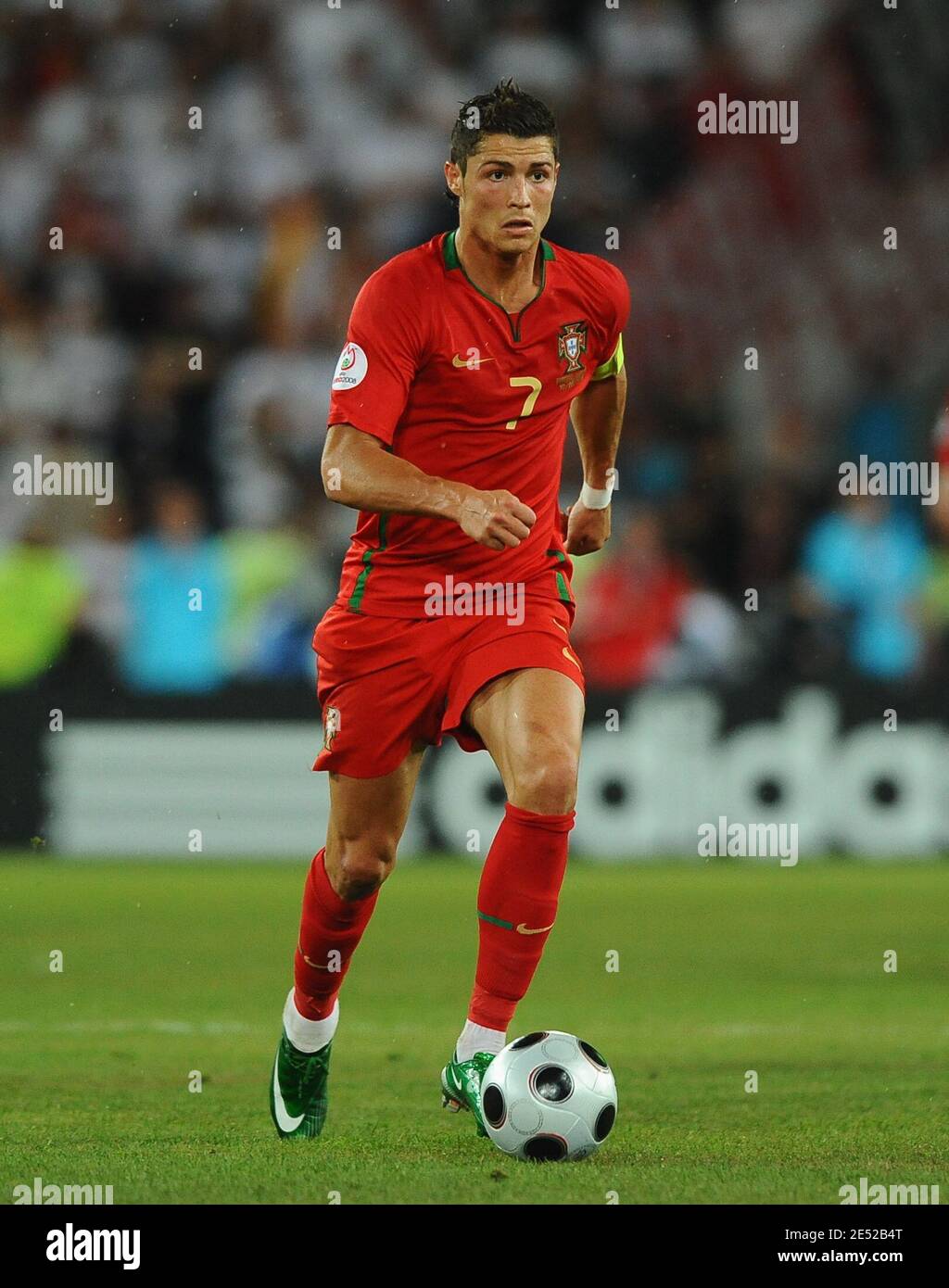 Portugals Cristiano Ronaldo bei der EM 2008, UEFA Europameisterschaft  Viertelfinale, Portugal gegen Deutschland im St. Jakob-Park Stadion in  Basel, Schweiz am 19. Juni 2008. Deutschland gewann 3:2. Foto von Steeve  McMay/Cameleon/ABACAPRESS.COM ...