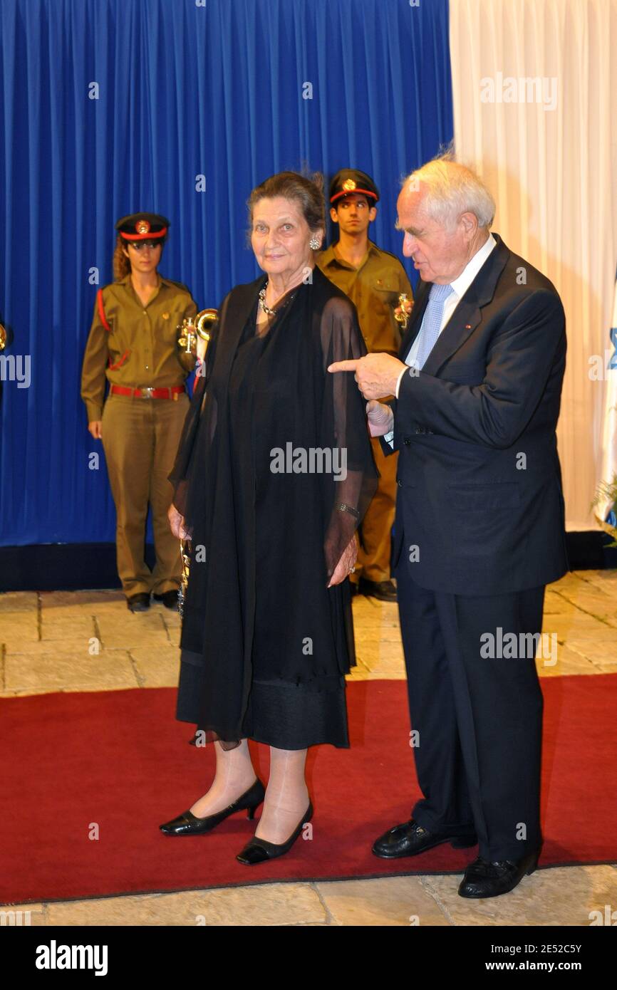 Simone Veil wird als israelischer Präsident Shimon Peres angesehen, der am 23. Juni 2008 am zweiten Tag ihres Staatsbesuchs in Israel den französischen Präsidenten Nicolas Sarkozy und seine Frau Carla zu einem Staatsessen in seiner Residenz in Jerusalem empfängt. Foto von Ammar Abd Rabbo/ABACAPRESS.COM Stockfoto