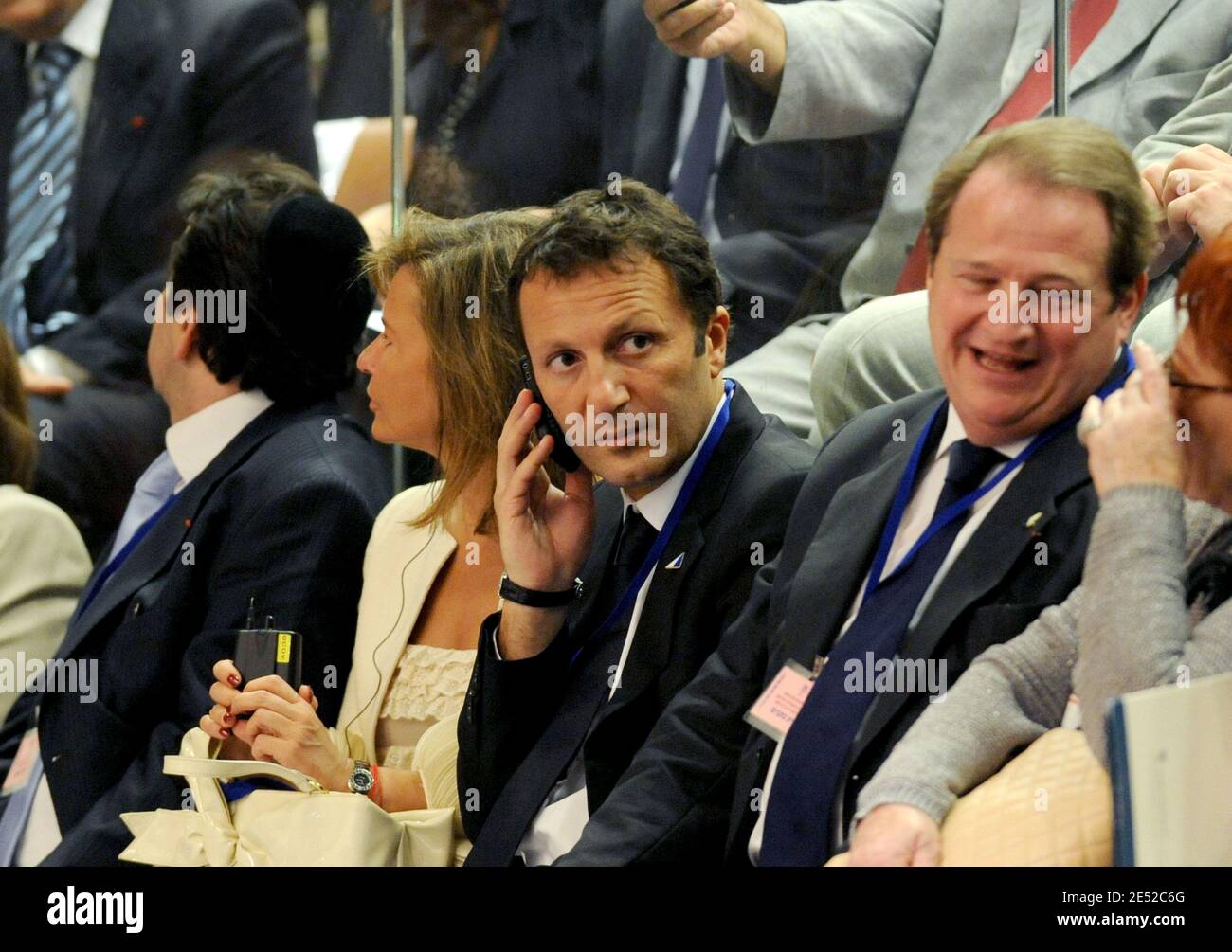 Arthur Essebag und Pierre Charron sitzen in der Knesset vor der Rede des französischen Präsidenten Nicolas Sarkozy am 23. Juni 2008 in Jerusalem, Israel, am zweiten Tag von Sarkozys dreitägiger Staatsreise nach Israel und in die Palästinensischen Gebiete. Foto von Jacques Witt/Pool/ABACAPRESS.COM Ortsüberschrift 156219 30 Stockfoto