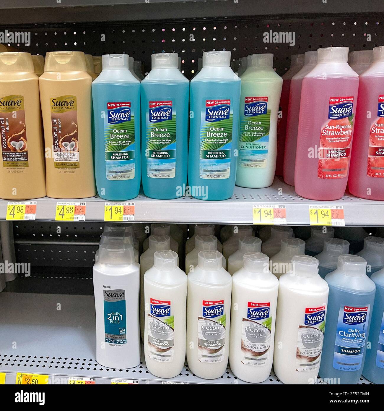 Orlando, FL USA - 25. Januar 2021: Suave Marke Shampoo und Conditioner  Flaschen auf einem Regal bei Walmart Stockfotografie - Alamy