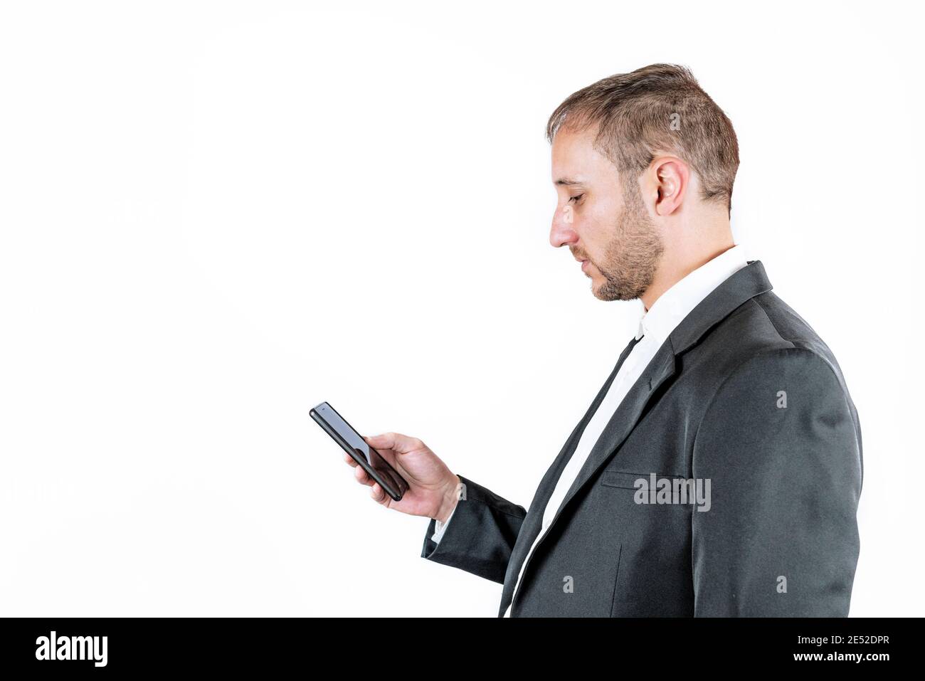 Seitenansicht eines Geschäftsmannes in formeller Kleidung beim Betrachten Sein Smartphone Stockfoto