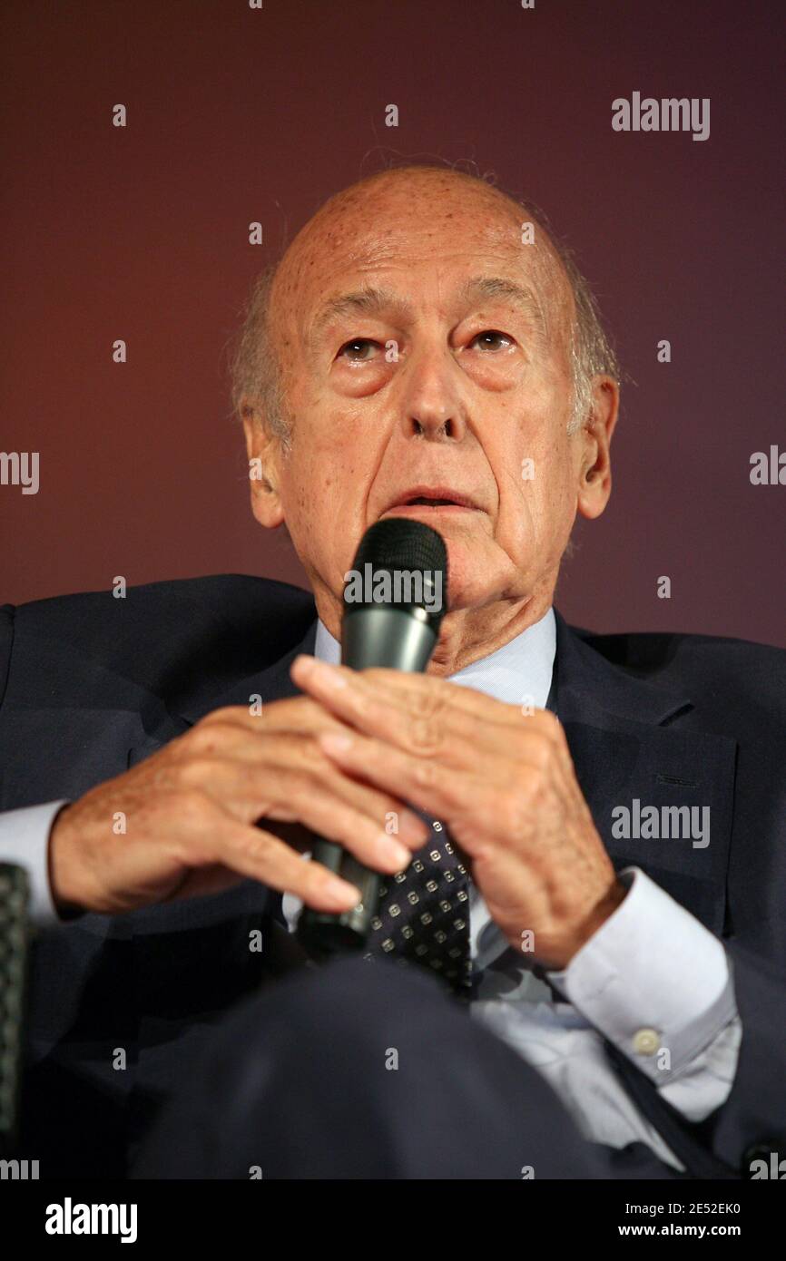 Der ehemalige Präsident Valery Giscard d'Estaing spricht am 26. Juni 2008 bei einem Treffen mit Studenten und Unternehmern an der Pariser Dauphine-Universität in Paris, Frankreich. Foto von Stephane Gilles/ABACAPRESS.COM Stockfoto