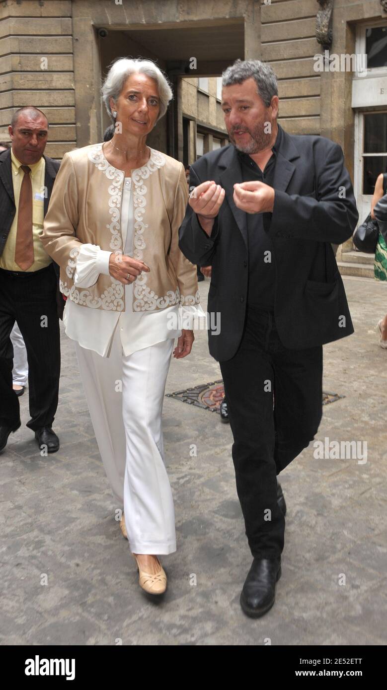 Designer Philippe Starck und Finanzminister Christine Lagarde nehmen an der Präsentation der von ihm anlässlich der französischen EU-Präsidentschaft entworfenen 2-Euro-Münze am 27. Juni 2008 in Paris, Frankreich, Teil. Foto von Giancarlo Gorassini/ABACAPRESS.COM Stockfoto