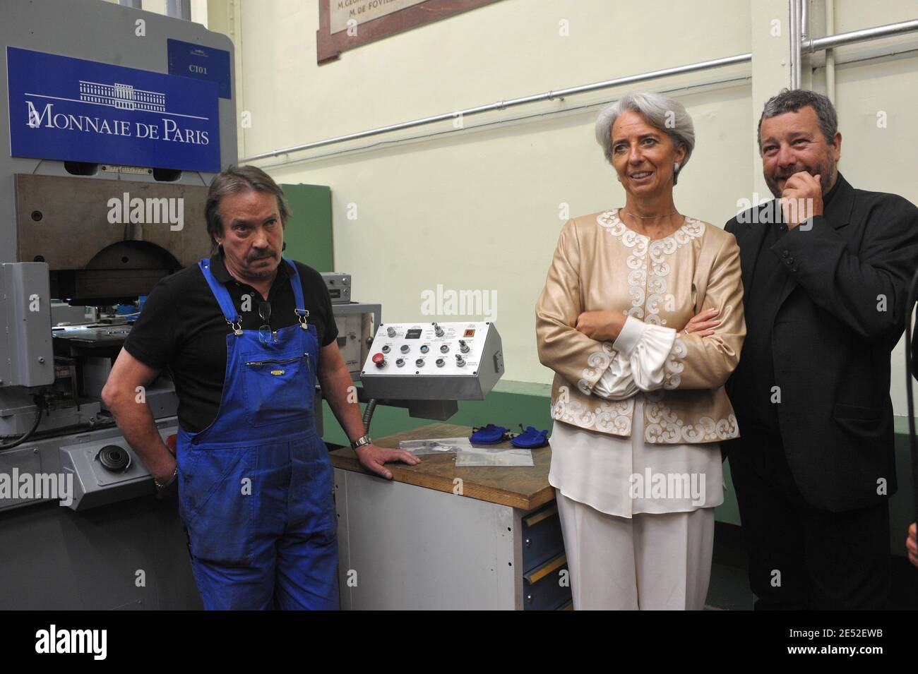 Designer Philippe Starck und Finanzminister Christine Lagarde nehmen an der Präsentation der von ihm anlässlich der französischen EU-Präsidentschaft entworfenen 2-Euro-Münze am 27. Juni 2008 in Paris, Frankreich, Teil. Foto von Giancarlo Gorassini/ABACAPRESS.COM Stockfoto