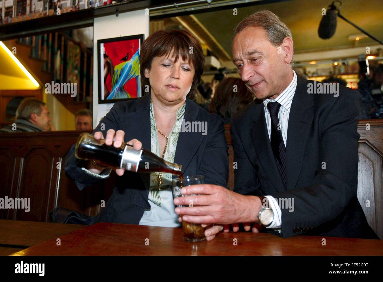 Der Pariser Bürgermeister Bertrand Delanoe und die Bürgermeisterin von Lille Martine Aubry genießen einen Drink in einer Bar während des Treffens der Sozialistischen Föderation Nordfrankreichs am 19. Juni 2008 in Lille, Frankreich. Delanoe kam auch, um sein Buch "L'Audace" zu präsentieren. Foto von Sylvain Lefevre/Asa Pi Stockfoto