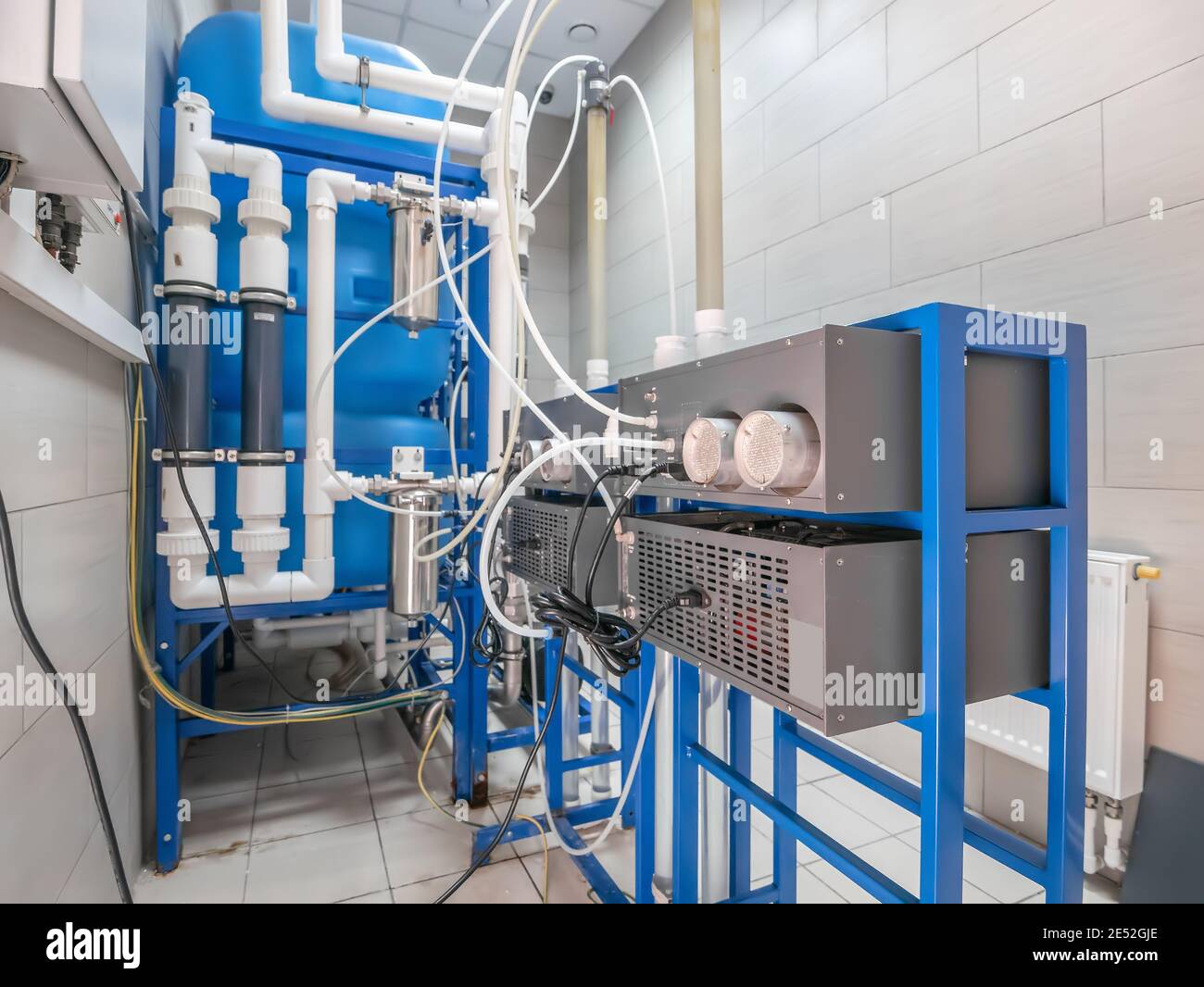 Automatisierte computerisierte Ozongenerator-Maschine für die Ozonierung von reinem sauberem Trinkwasser in der Wasserproduktionsfabrik. Stockfoto