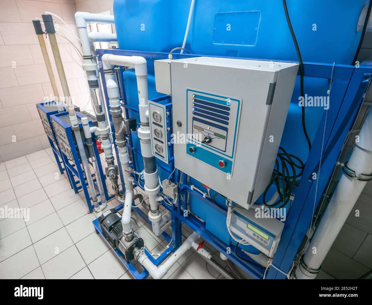 Automatisierte computerisierte Ozongenerator-Maschine für die Ozonierung von reinem sauberem Trinkwasser in der Wasserproduktionsfabrik. Stockfoto