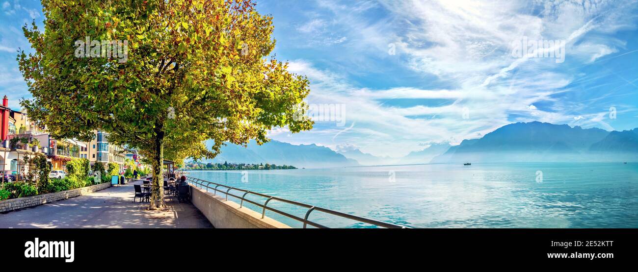 Panoramalandschaft mit Promenade und schöner Aussicht auf den Genfer See in der Stadt Vevey bei sonnigem Tag. Kanton Waadt, Schweiz Stockfoto