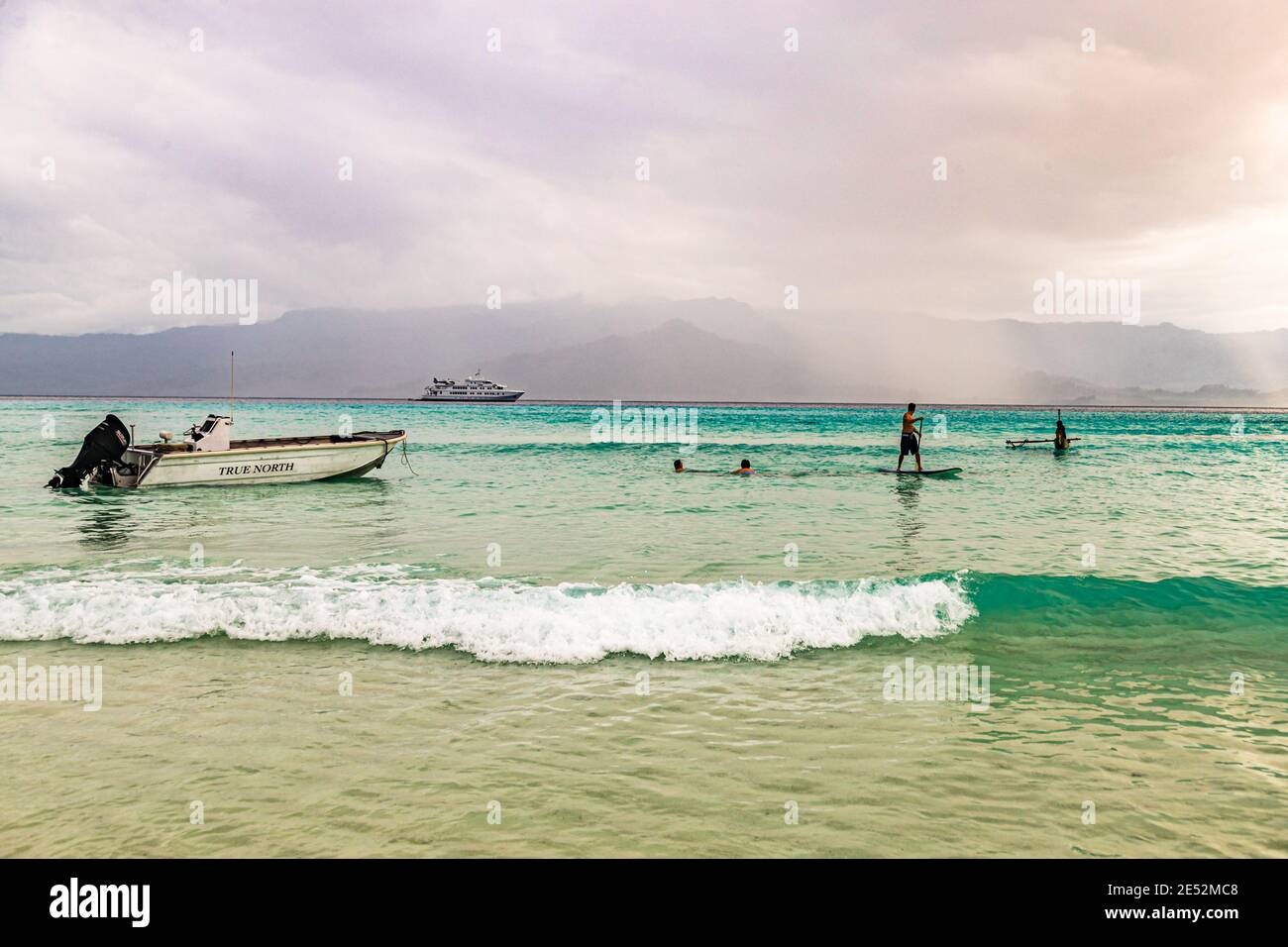 Junge Einheimische surft ein Outrigger-Kanu am Bougainville Strand, Papua-Neuguinea Stockfoto