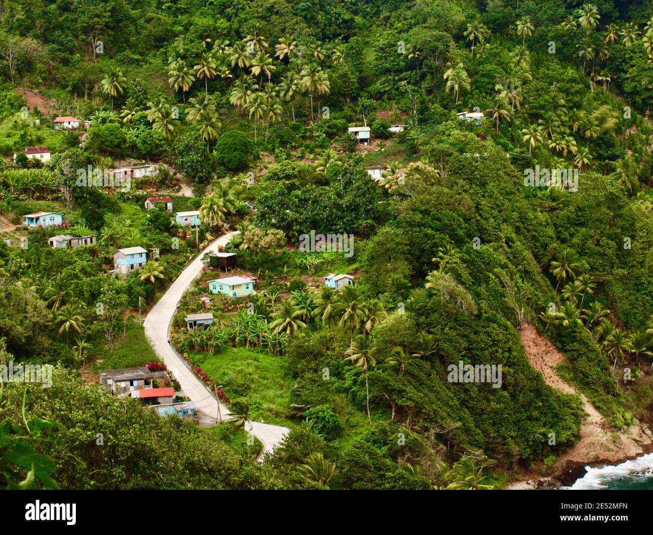 Das Dorf Petit Soufriere an der Ostküste von Dominica. Stockfoto