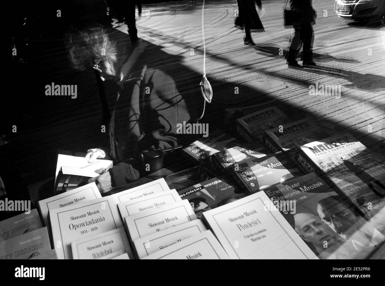 Krakau, Polen - 27. März 2012: Slawomir Mrozek in Krakau. Treffen mit Lesern und Premiere von Slawomir Mrozeks neuestem Buch in Krakau im Wawel. Stockfoto