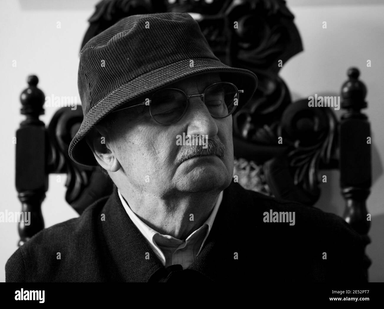 Krakau, Polen - 27. März 2012: Slawomir Mrozek in Krakau. Treffen mit Lesern und Premiere von Slawomir Mrozeks neuestem Buch in Krakau im Wawel. Stockfoto