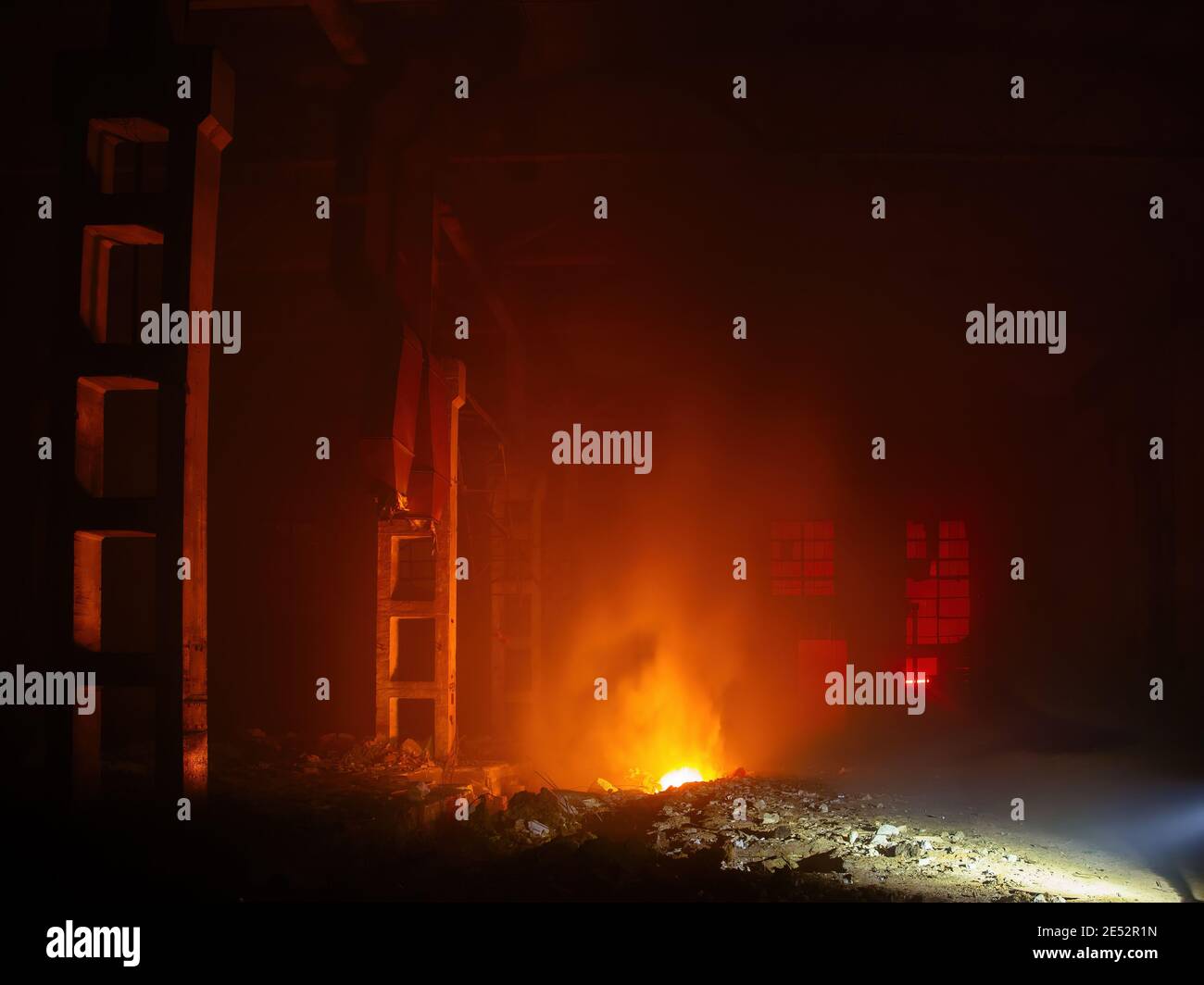 Feuer in der Fabrik. Durch Feuer Industriegebäude verbrannt. Stockfoto