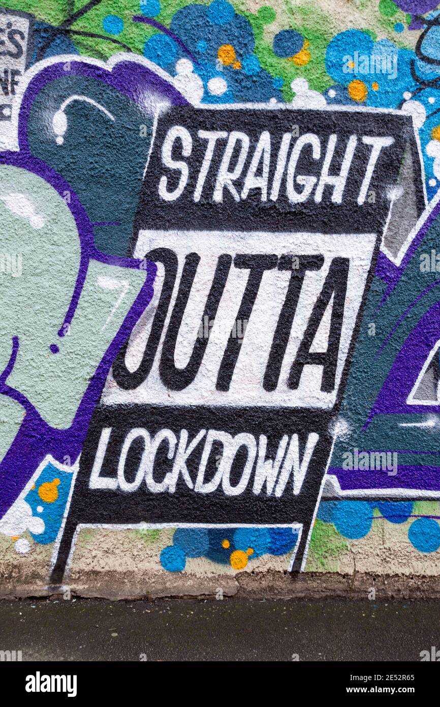 Covid 19 Coronavirus Wand Graffiti Street Art elterliche Beratung Lockdown Stockfoto