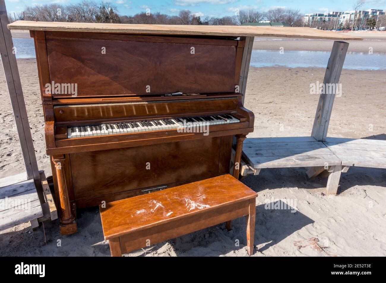 Ein verlassene Klavier verließ Woodbine Beach während einer Winter-Kunstausstellung im Freien. Stockfoto
