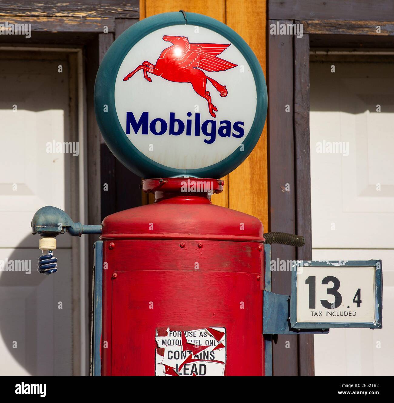 Eine alte Gaspumpe vor einer Tankstelle Stockfoto