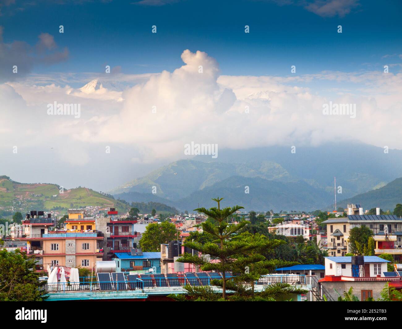 Annapurna IV. Stochend durch Monsunwolken über Pokhara, Nepal. Stockfoto