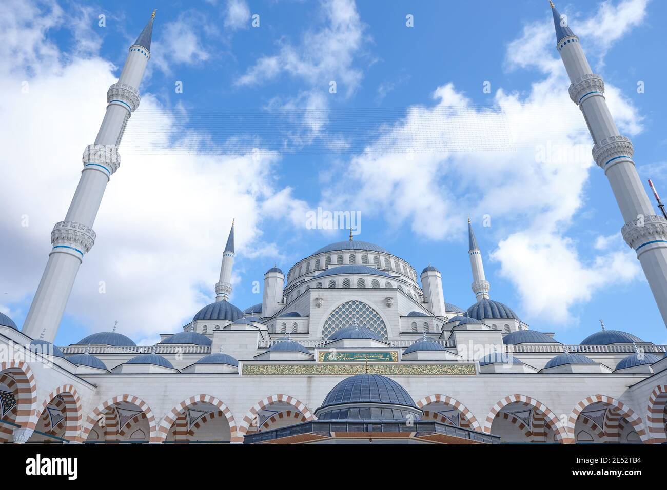 Die große Camlica Moschee (türkisch Çamlıca Camii) ist eine Moschee in Istanbul und die größte