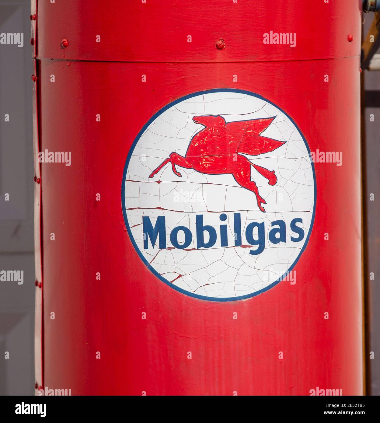 Eine alte Gaspumpe vor einer Tankstelle Stockfoto